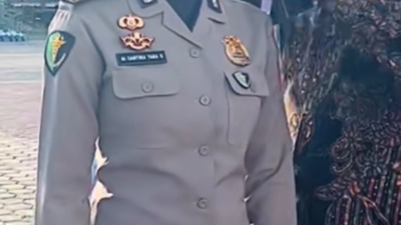 Sama-sama Polisi, Kenaikan Pangkat Pertama Polwan Cantik Ini Dipasangkan Romantis oleh Suami Tercinta