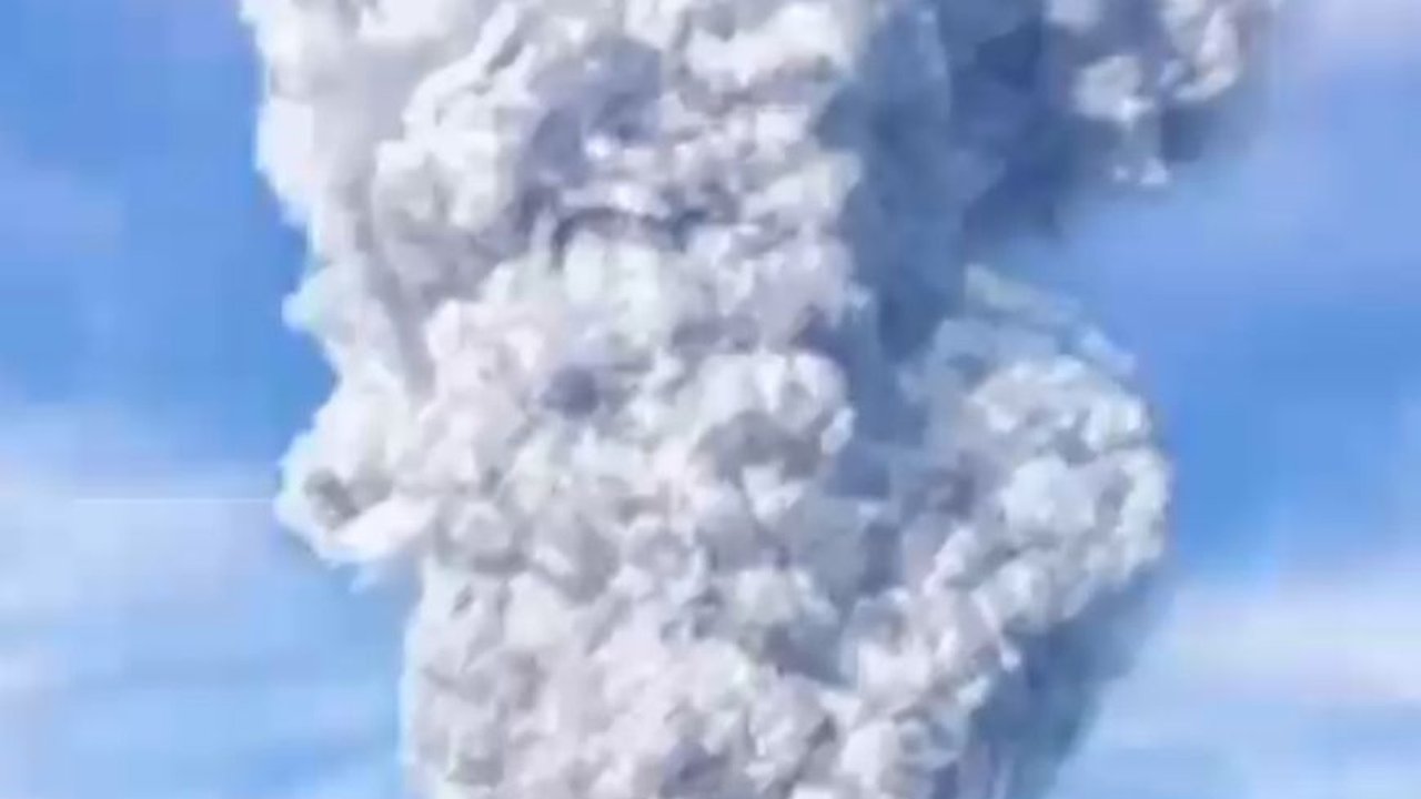 Gunung Lewotobi Laki-Laki di NTT Erupsi, 860 Warga Mengungsi