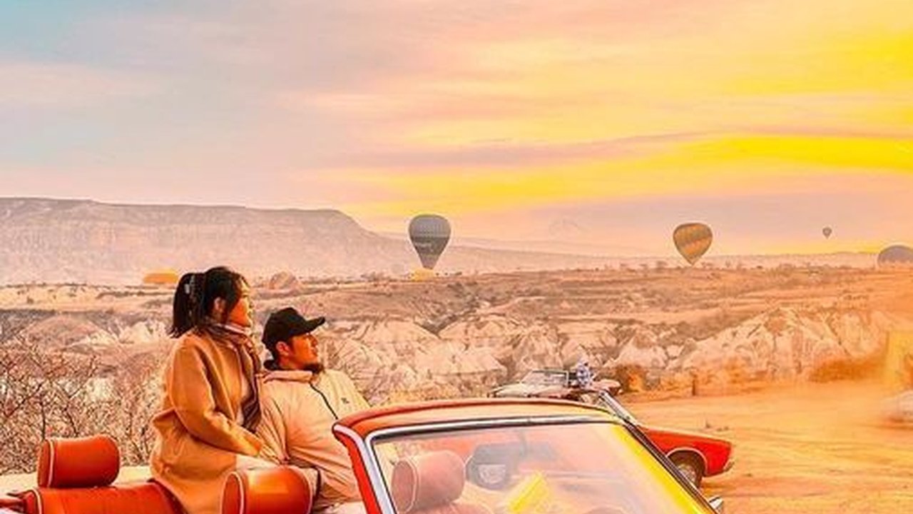 10 Foto Romantis Via Vallen dan Suami di Turki, Pemandangannya Luar Biasa Indah!