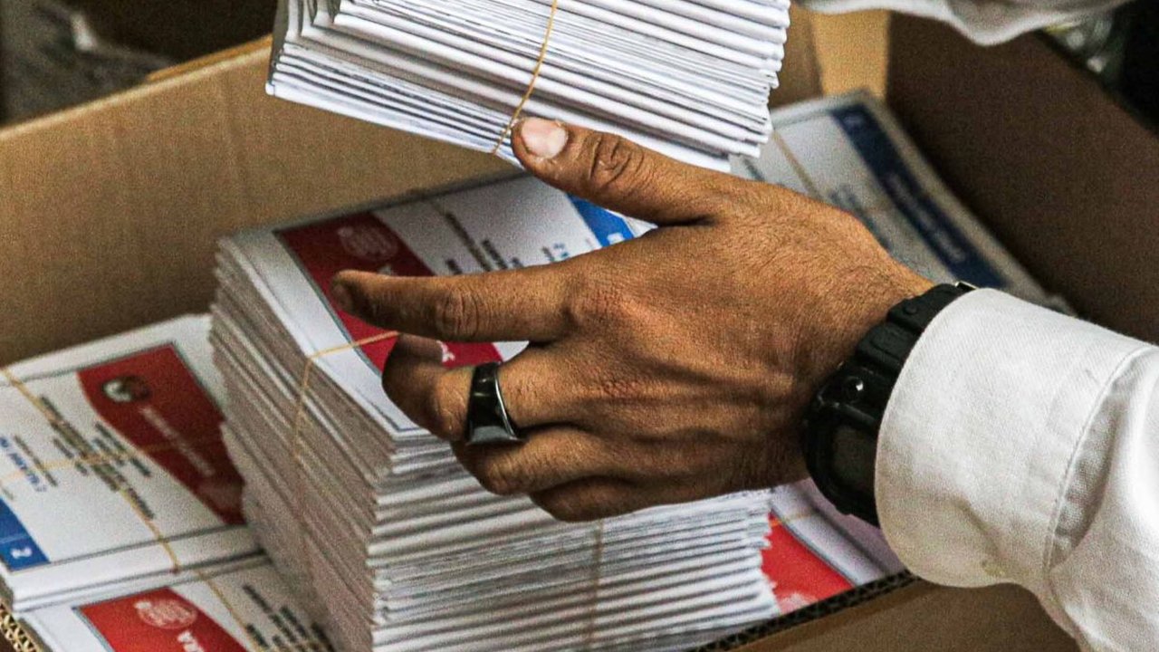 FOTO: KPU Jakut Mulai Pelipatan Surat Suara DPRD DKI untuk Pemilu 2024
