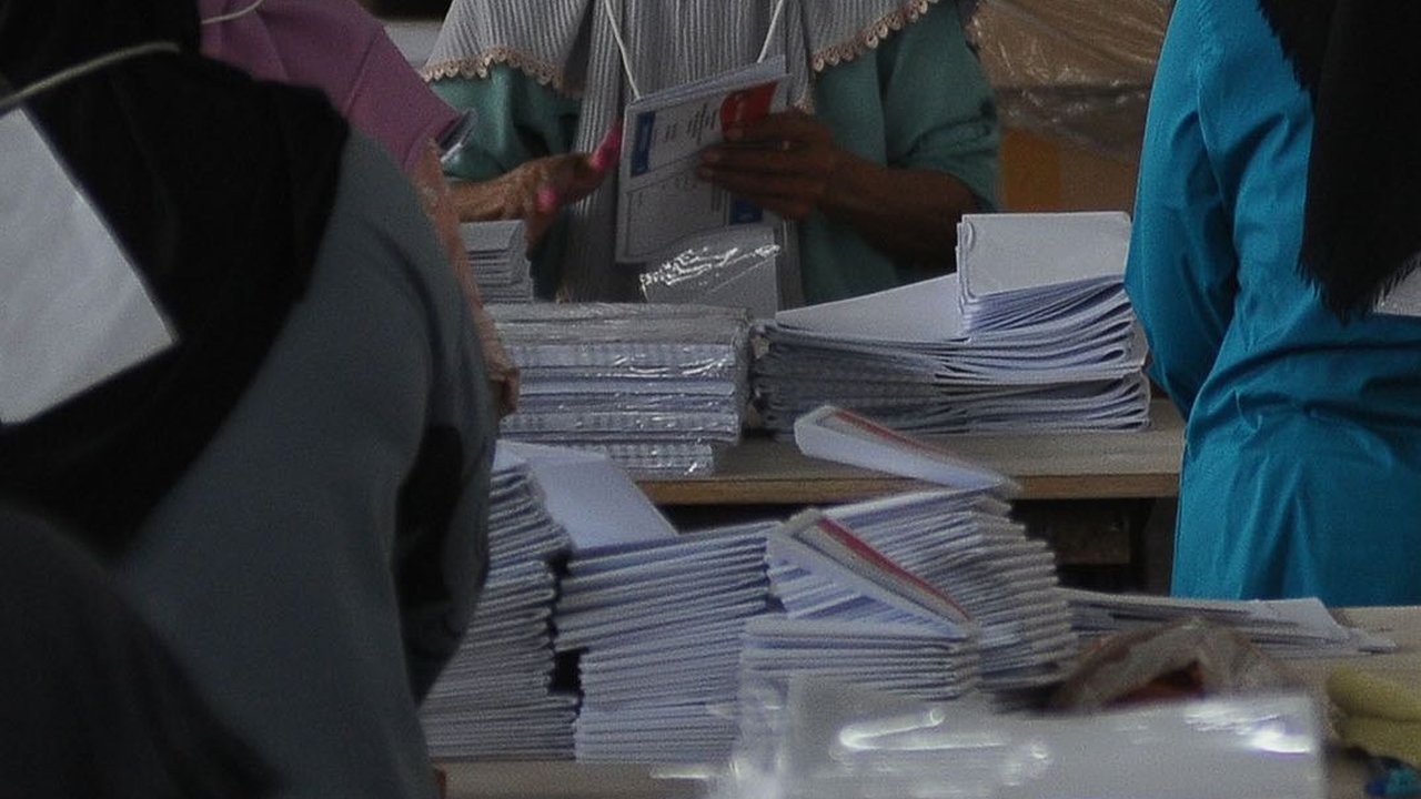 FOTO: Mengintip Sibuknya Petugas Sortir dan Lipat Surat Suara Pemilu 2024 di Pulogadung