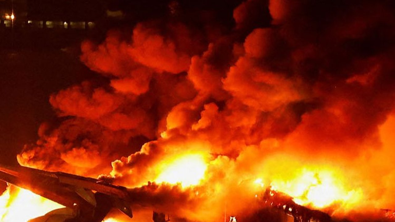 FOTO: Horor! Momen Pesawat Japan Airlines Terbakar Hebat Seusai Tabrakan di Bandara Haneda Jepang