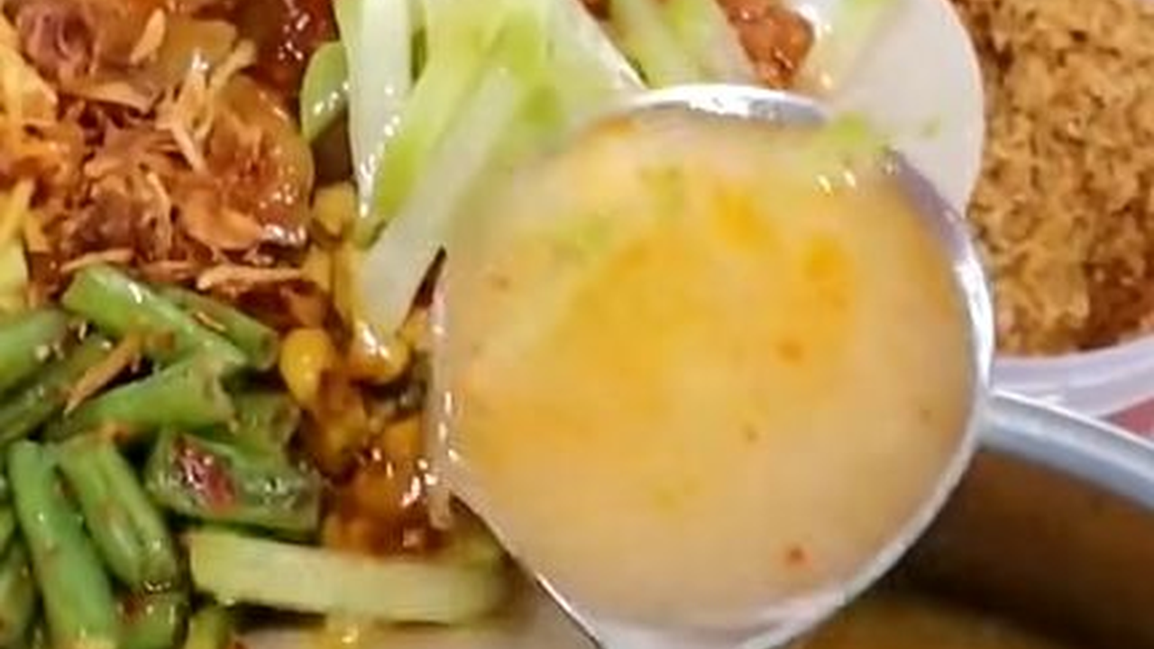 Sajikan 30 Lauk, Begini Uniknya Nasi Kuning Banjir Legendaris yang Hanya Ada di Sukabumi