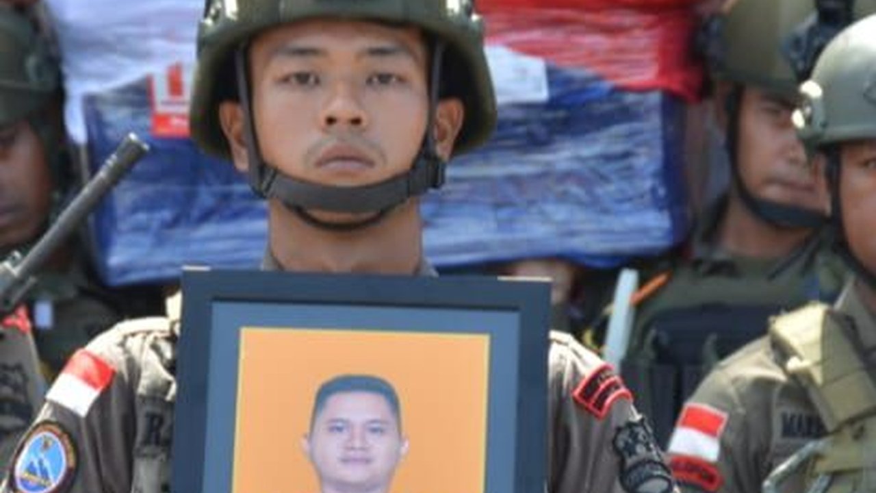 Kaops Damai Cartenz Pimpin Pelepasan Jenazah Briptu Anumerta Alfando yang Gugur Akibat KKB