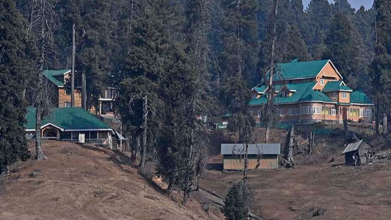 FOTO: Potret Miris Hamparan Salju Menghilang dari Resor Ski di Himalaya