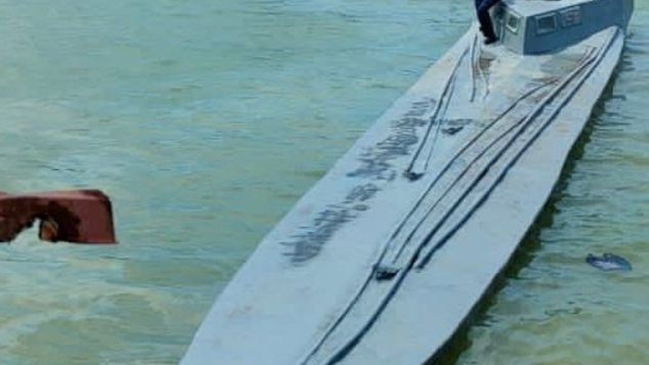 FOTO: Penampakan Kapal Semi Selam Bermuatan 3,2 Ton Narkoba yang Diamankan Angkatan Bersenjata Ekuador