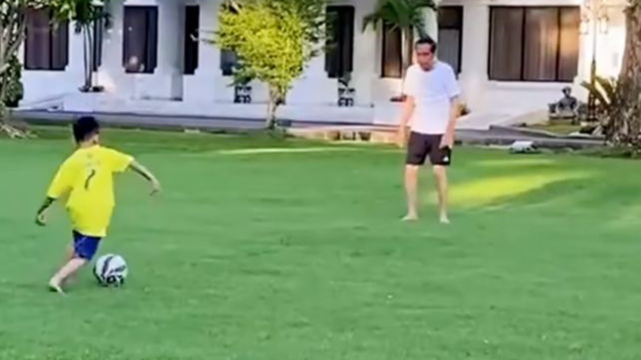 Libur Akhir Pekan, Jokowi Main Bola Bareng Jan Ethes di Halaman Istana Merdeka