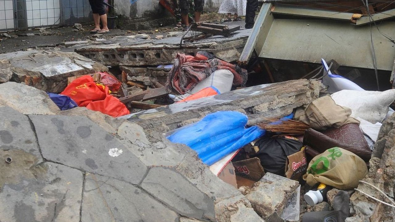 Bapak, Ibu dan Anak Tewas Tertimpa tembok SPBU di Tebet saat Jualan