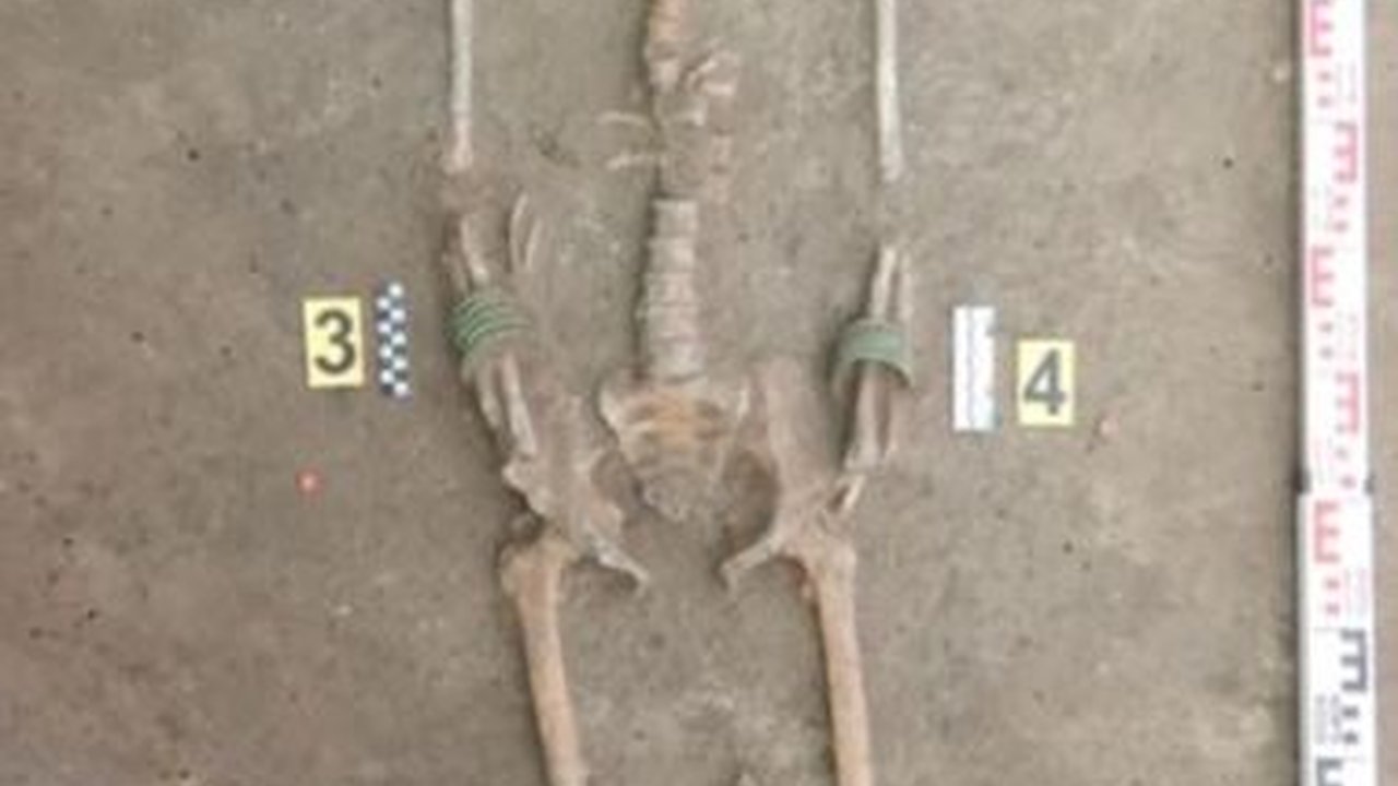 Makam Kuno Ini Simpan Banyak Harta Karun, Jasad Wanita Dikubur dengan Kalung Perunggu Tebal & Keranjang di Kaki