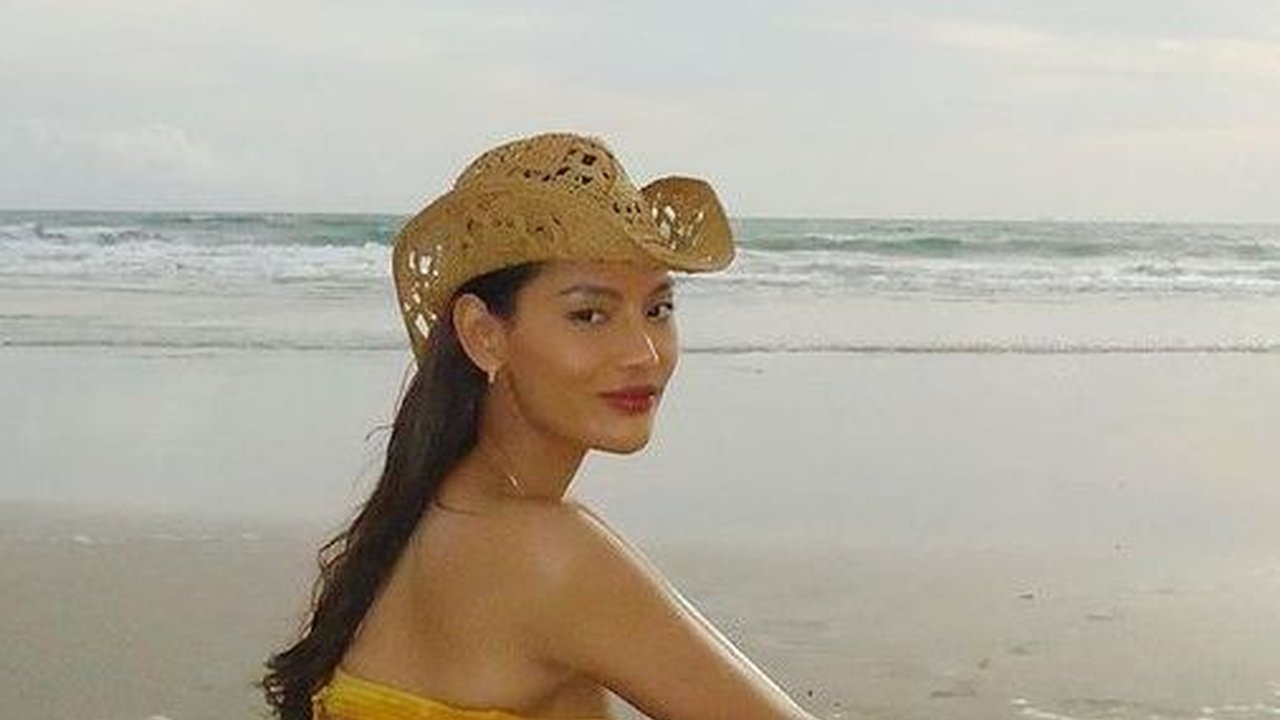 8 Foto Erika Carlina Saat Tampil Hot Dengan Kulit Eksotis di Tepi Pantai