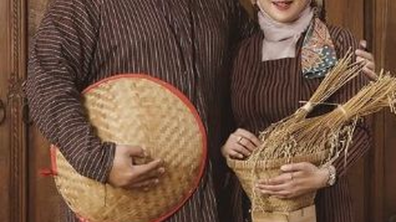 ⁠Potret Brigjen Polisi Anak Eks Kapolri Berbusana Adat Jawa sama Istri, Bilang Lahir di Kampung 'Pensiun Aku Pulkam'