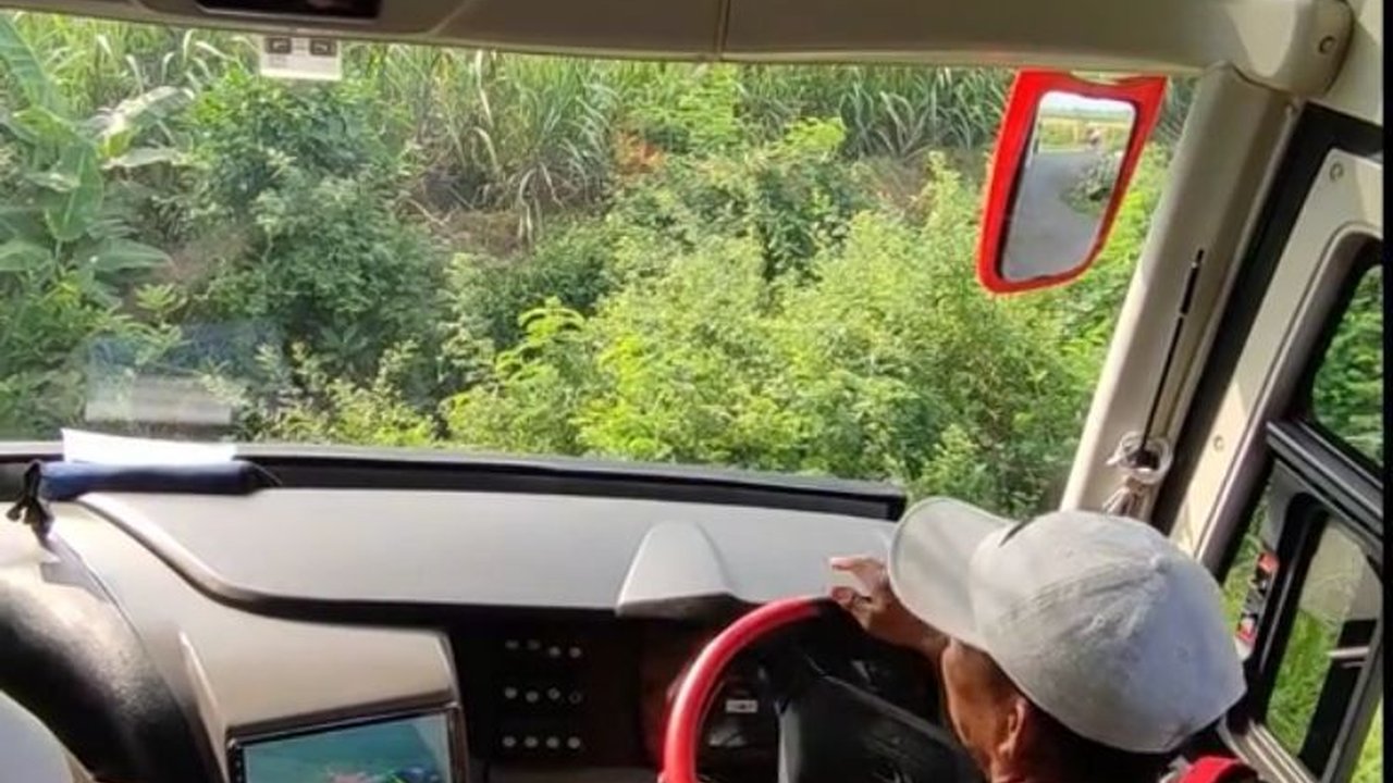 Momen Menegangkan Bus Putar Balik di Jalanan Sempit Ini Viral, Warganet Soroti Hal Ini