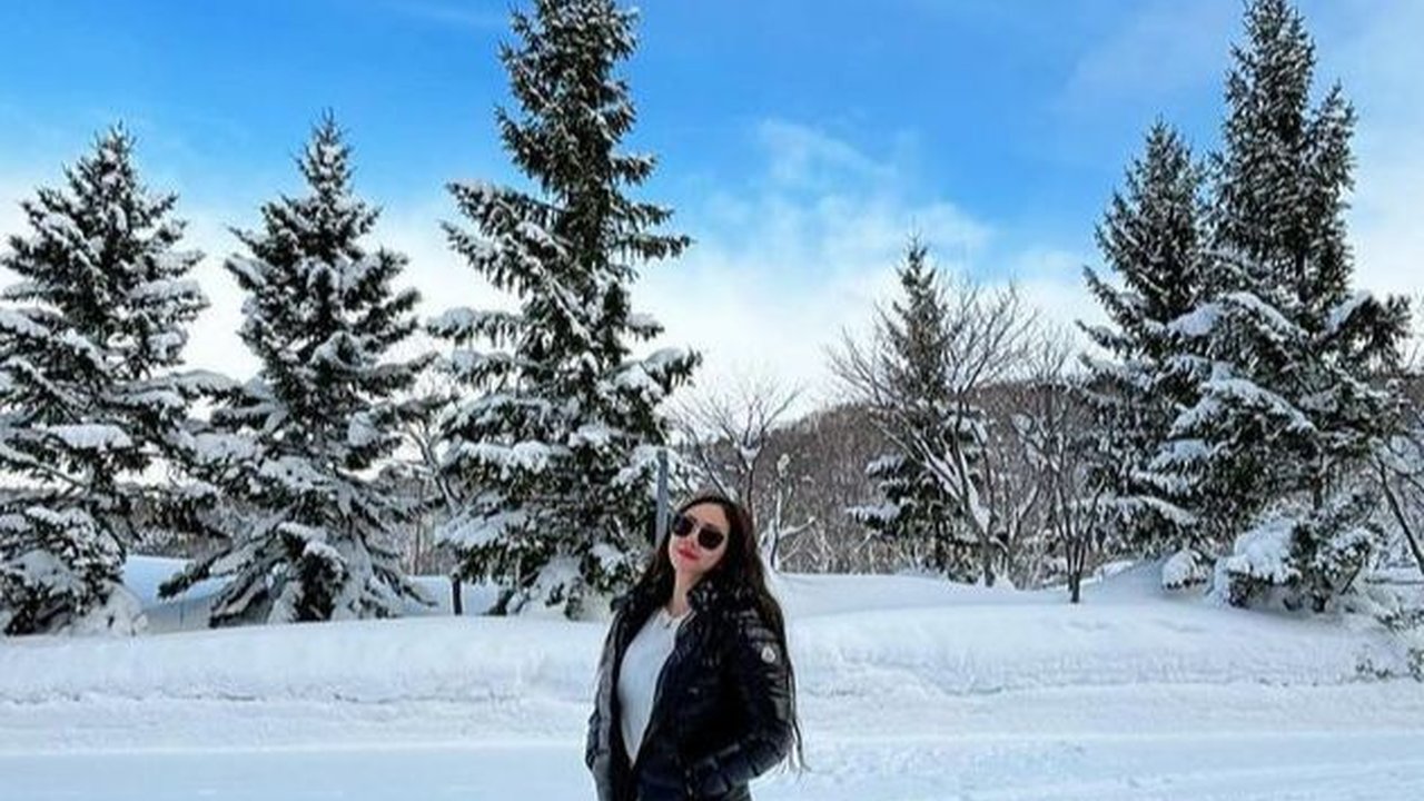 Asyik Main Salju hingga Ski, Berikut 8 Potret Aura Kasih Pertama Kali Ajak Putrinya Liburan ke Jepang