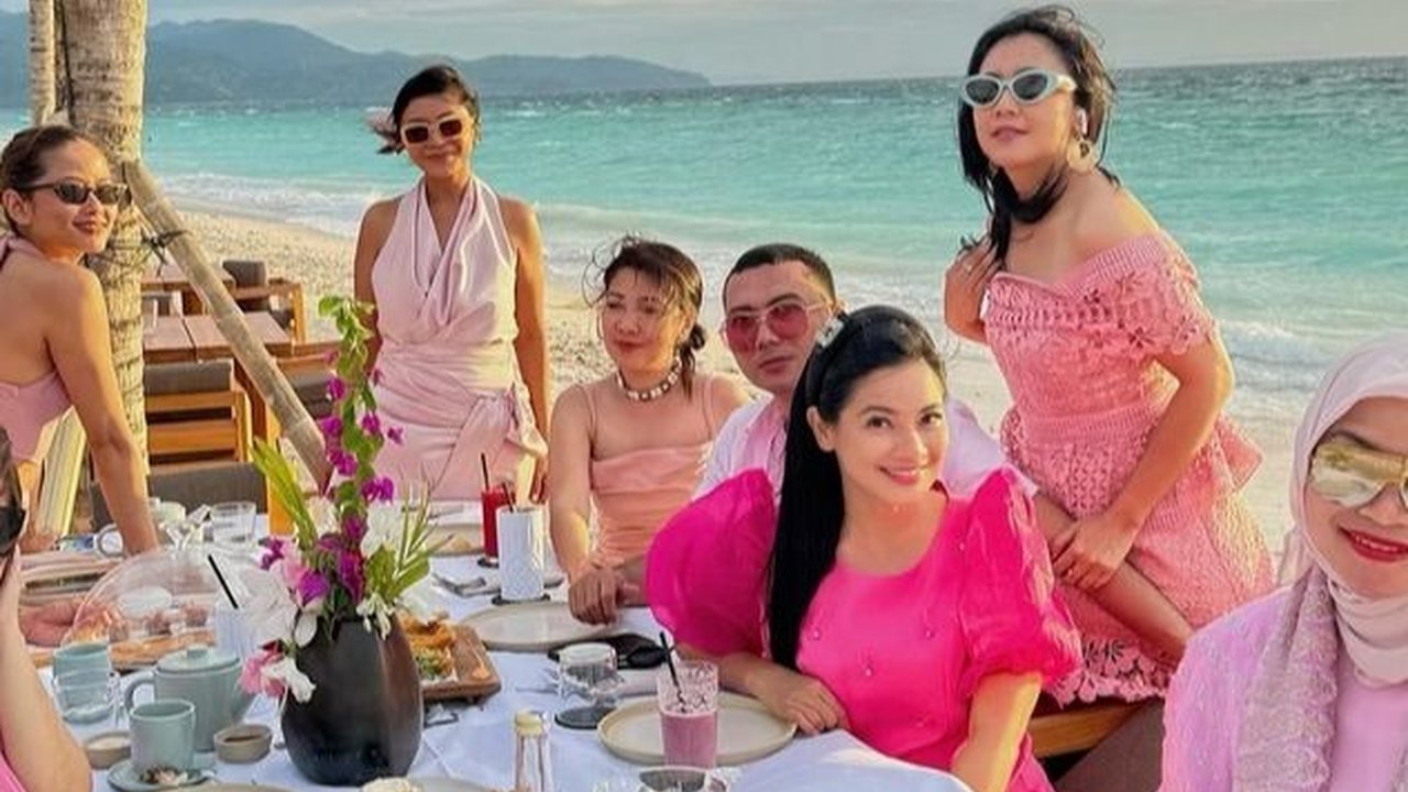 Seru Banget, Potret Titi Kamal Rayakan Ultah Bareng Bestie di Pinggir Pantai