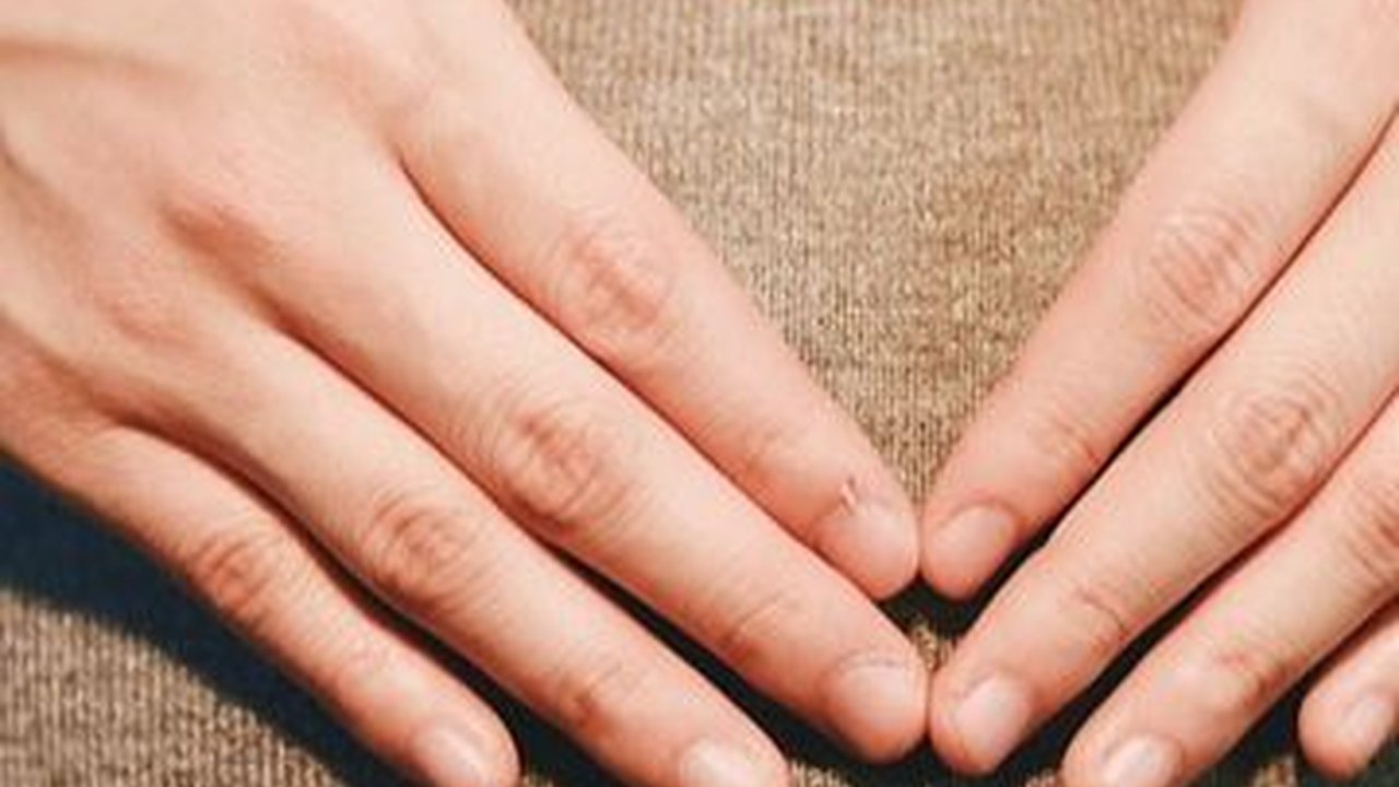 Penantian Lama, Prajurit TNI Ini Lompat Kegirangan saat Tahu Istrinya Hamil