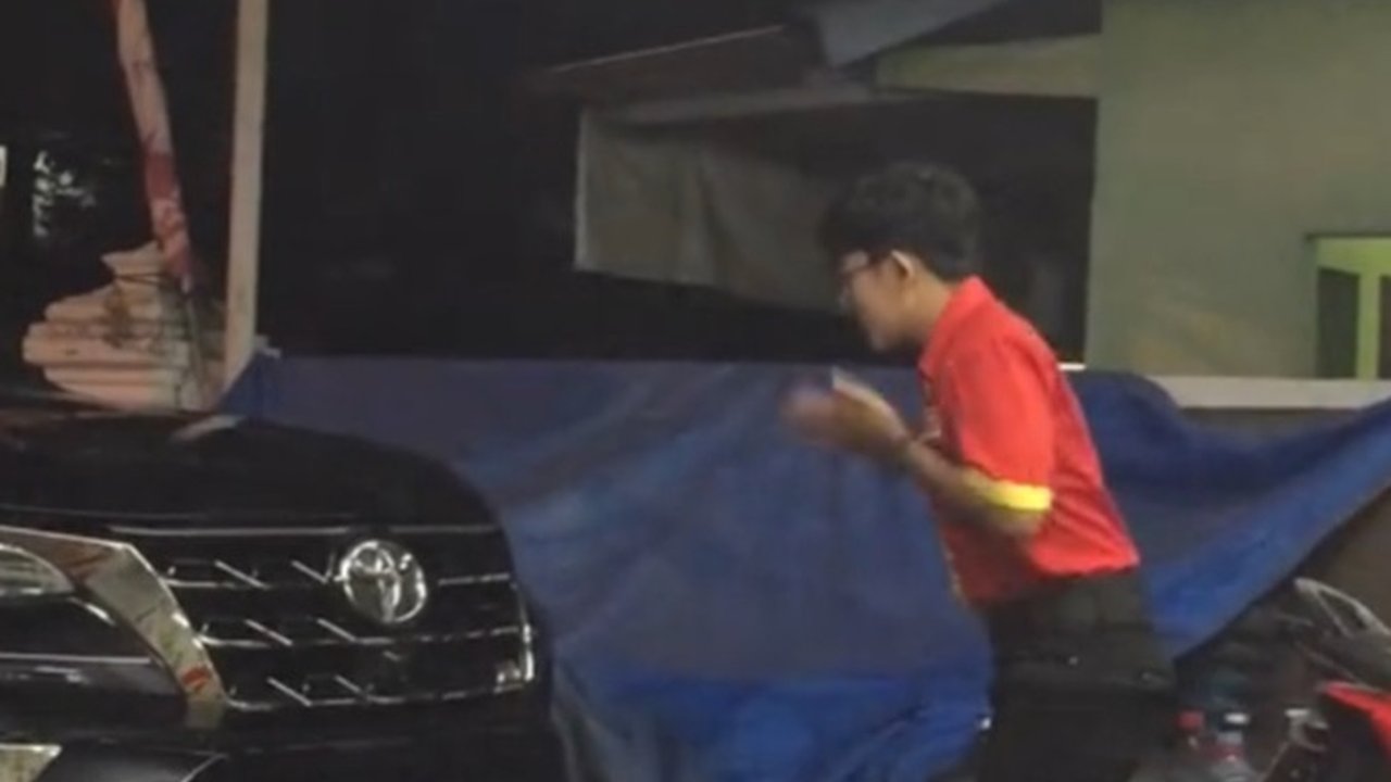 Jadi Penyemangat Kerja, Aksi Pegawai Minimarket Selawati Mobil dan Motor Pelanggan Ini Jadi Sorotan