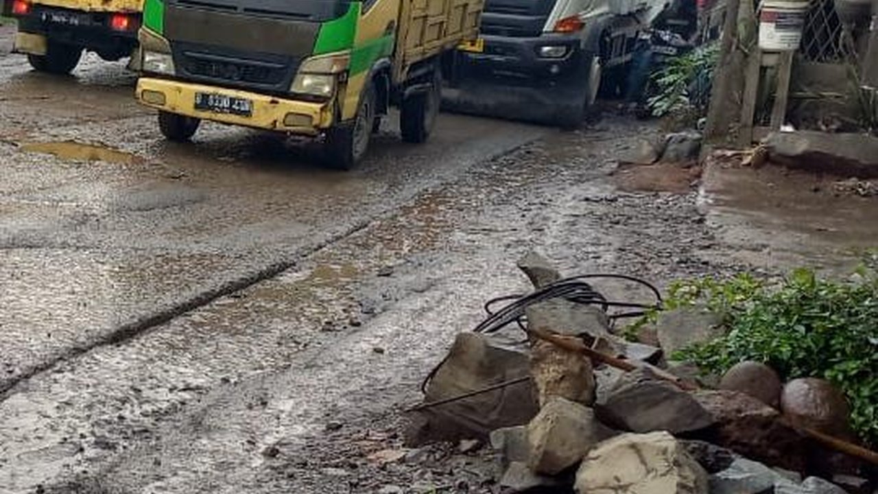 VIDEO: Tangis Kaum Wanita Parung Panjang, Curhat Anak Putus Sekolah jadi Kenek Truk Tambang