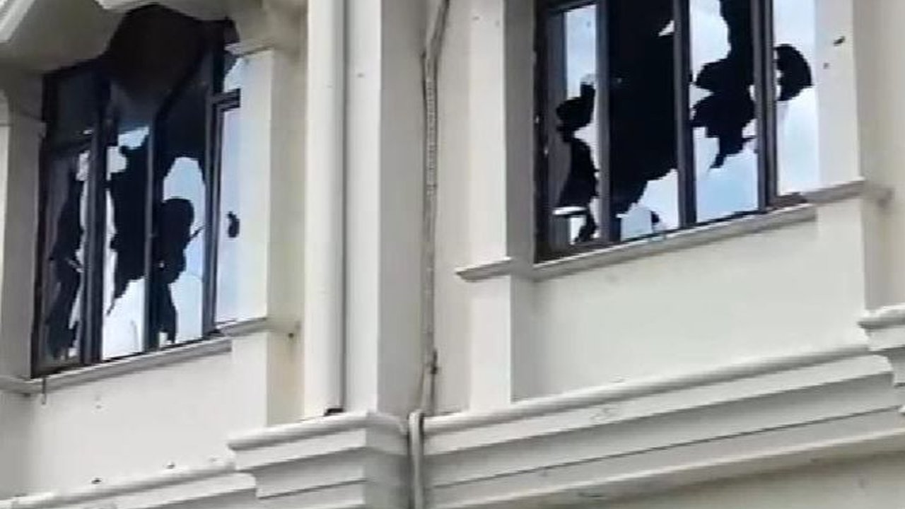 Demo Sopir Truk Batubara Memanas, Jendela Dilempari dan Desak Gubernur Jambi Keluar