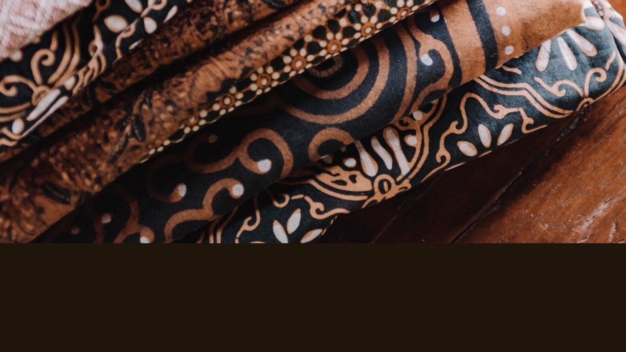 Tren Gaya Edgy Dipadukan dengan Batik, Cocok Nggak Ya?