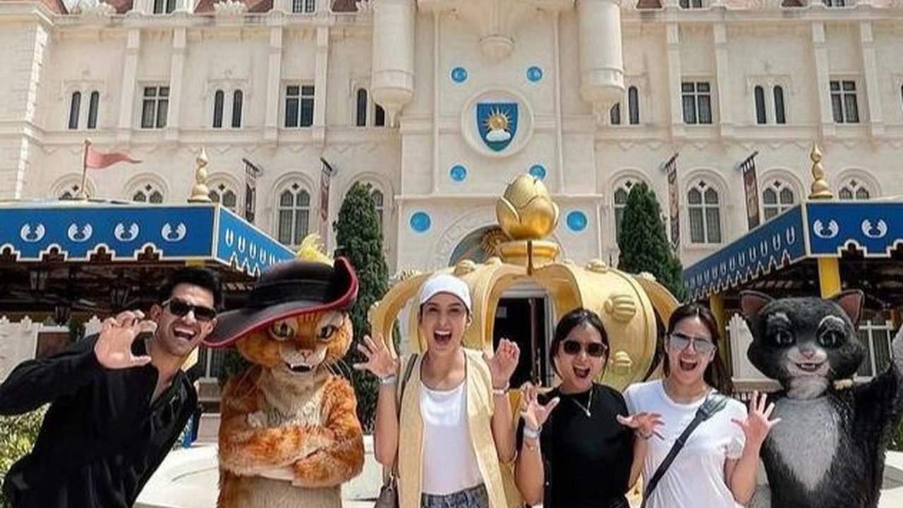 8 Foto Mesra Tyas Mirasih dan Tengku Tezi Saat Liburan Ke Universal Studios Singapore