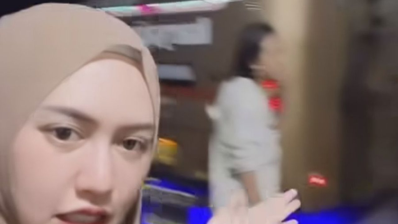 Bikin Pangling, 8 Foto Happy Asmara Saat Berangkat Umrah Bersama Keluarga!