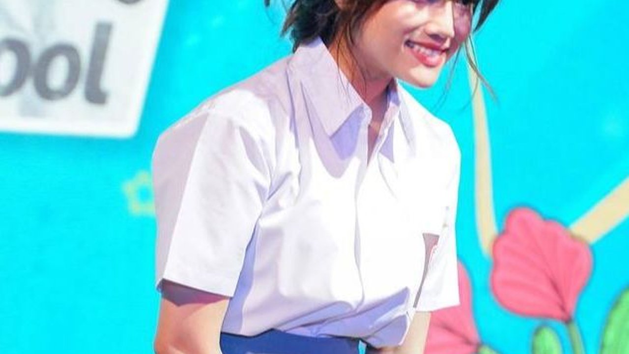 Imut Banget, Potret Fuji yang Masih Cocok Pakai Seragam SMA - Harga Tas Bikin Melongo