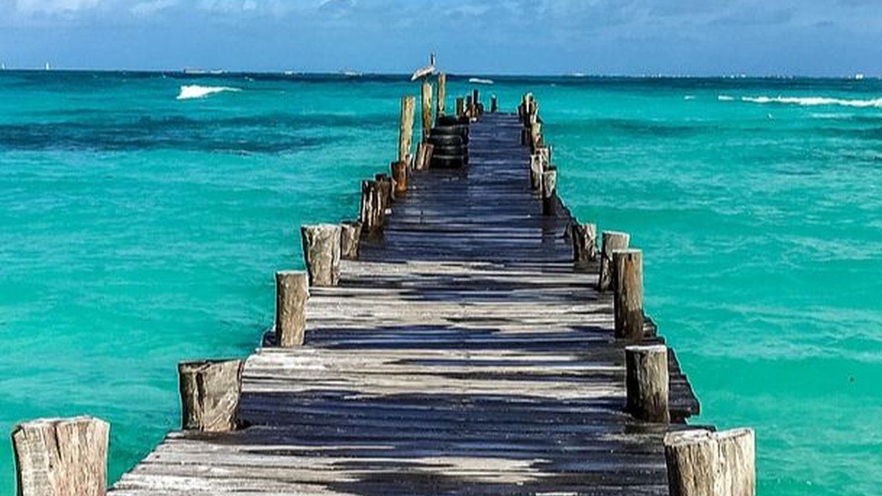 6 Wisata Pantai Unik di Indonesia, Sayang Dilewatkan