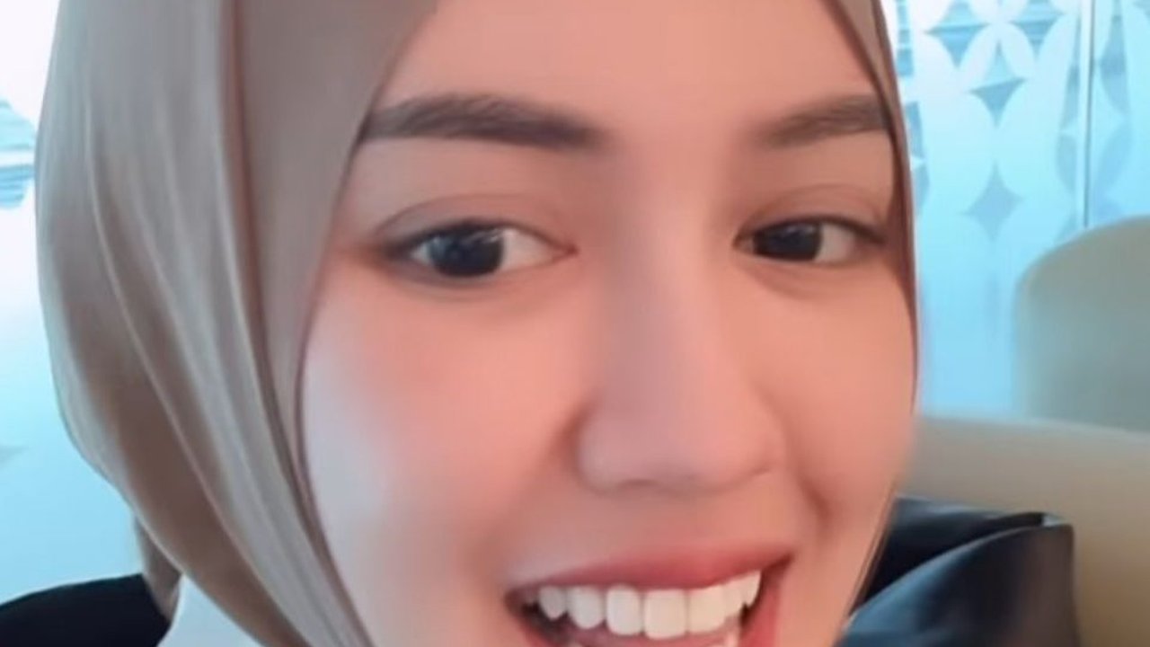 Potret Cantik Happy Asmara Tampil Berhijab saat Umrah di Tanah Suci, Banyak Didoakan