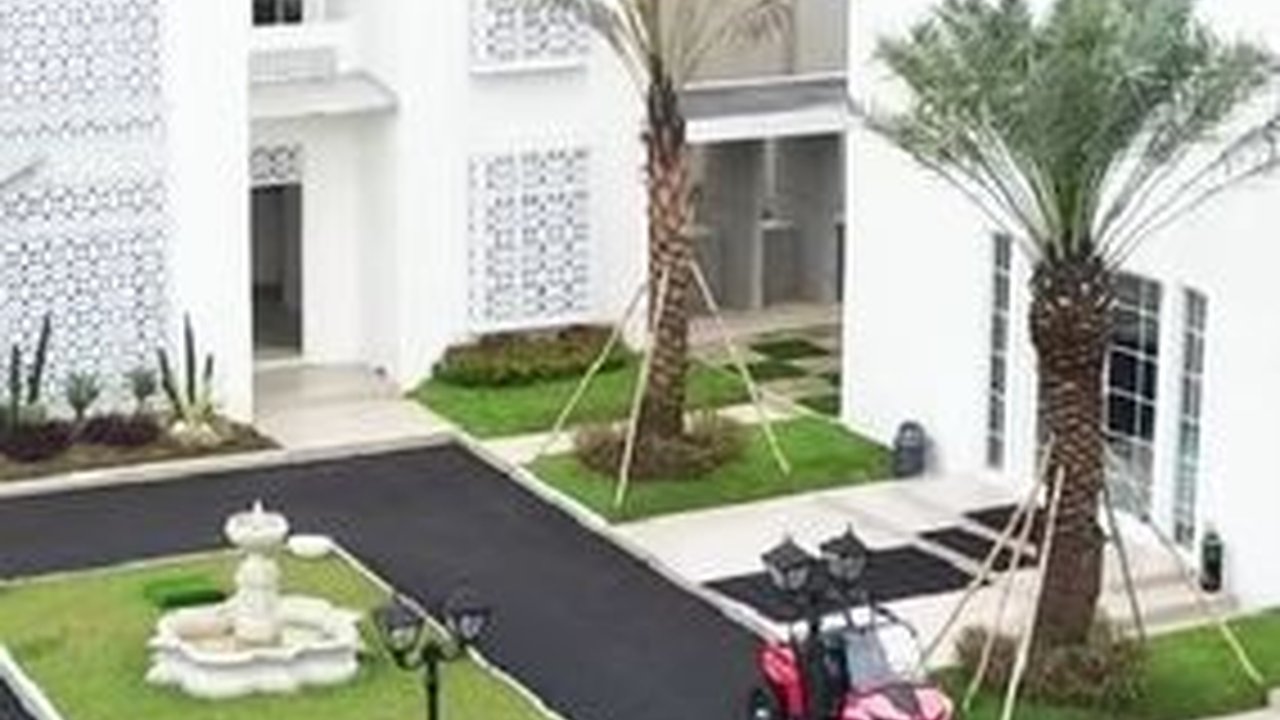 Mewah & Super Luas, Potret Rumah Baru Ustaz Solmed yang Dilengkapi Home Theater Hingga Pom Bensin Pribadi