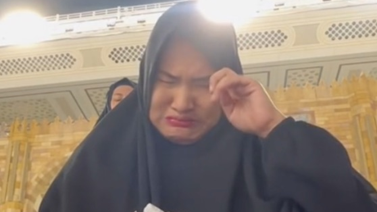 Bertahun-tahun Berjuang Dapat Momongan, Wanita Ini Menangis di Makkah saat Buka Bingkisan dan Surat dari Sahabat