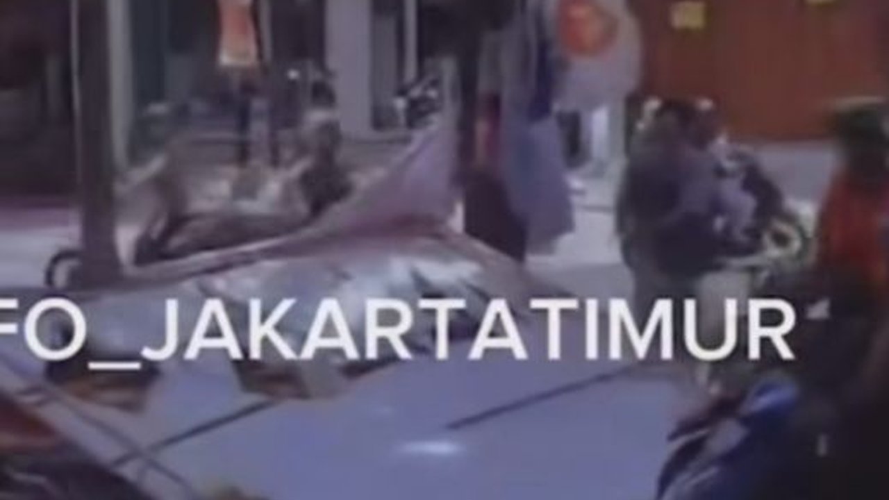 Baliho Caleg PSI Roboh Bikin Dua Ibu-Ibu Jatuh dari Motor di Cakung