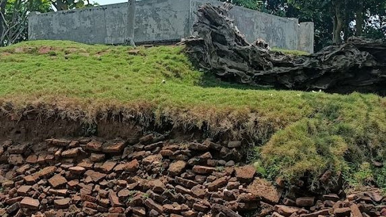 Potret Candi Wates Umpak, Permukiman Elite pada Masa Jawa Kuno Kini Dikelilingi Sawah