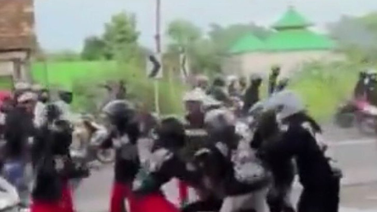Aksi Anggota Perguruan Silat di Tuban Aniaya Pengendara Motor Tanpa Alasan Ini Viral, Miris