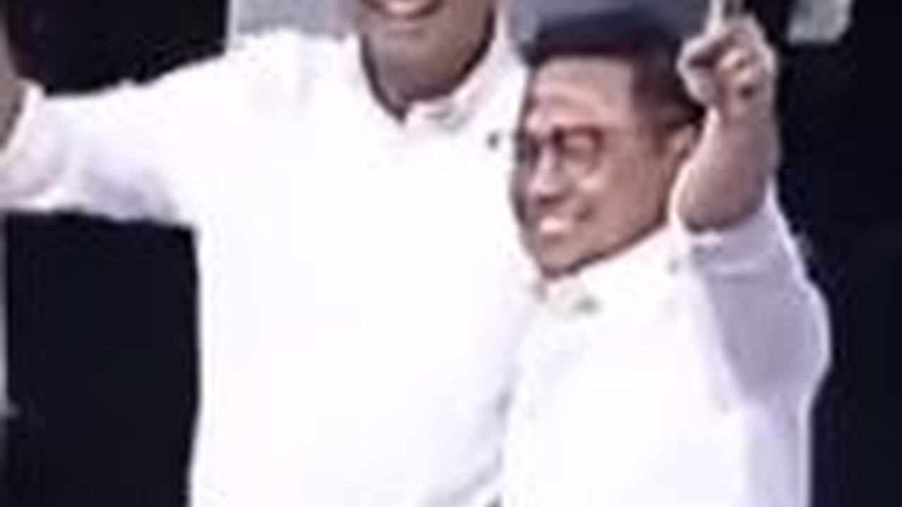 VIDEO: Live TikTok Usai Debat, Anies Cak Imin Dapat Videotron Sentil Ijazah Asli