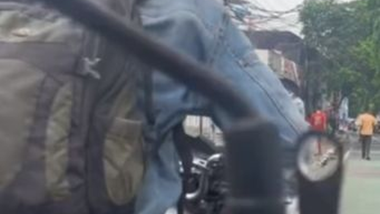 Aksi Pria Bantu Bapak-Bapak Dorong Motor hingga Belikan Bensin Ini Viral, Banjir Pujian