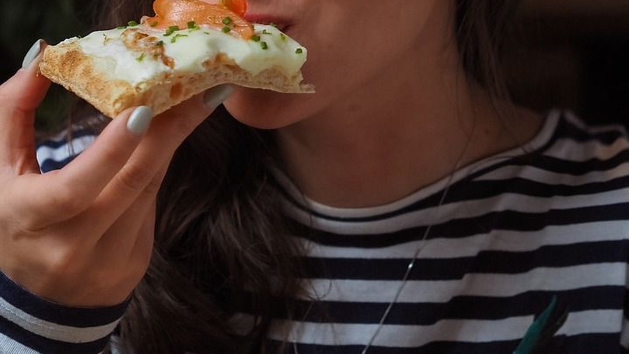 Penyebab Cegukan setelah Makan, Konsumsi Makanan Pedas hingga Menelan Terlalu Cepat