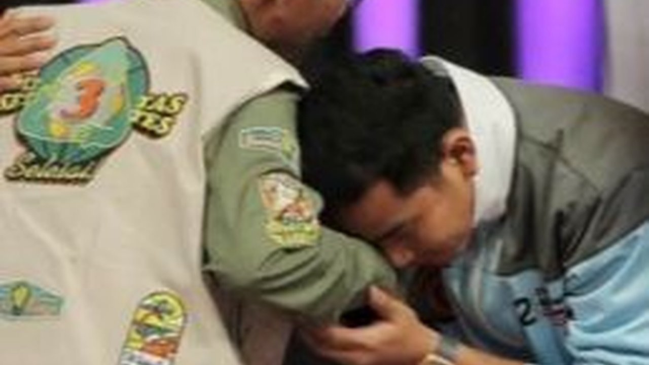 Gibran Celingak-Celinguk Cari Jawaban Mahfud, TKN: Kalau Melecehkan Masa Cium Tangan sih