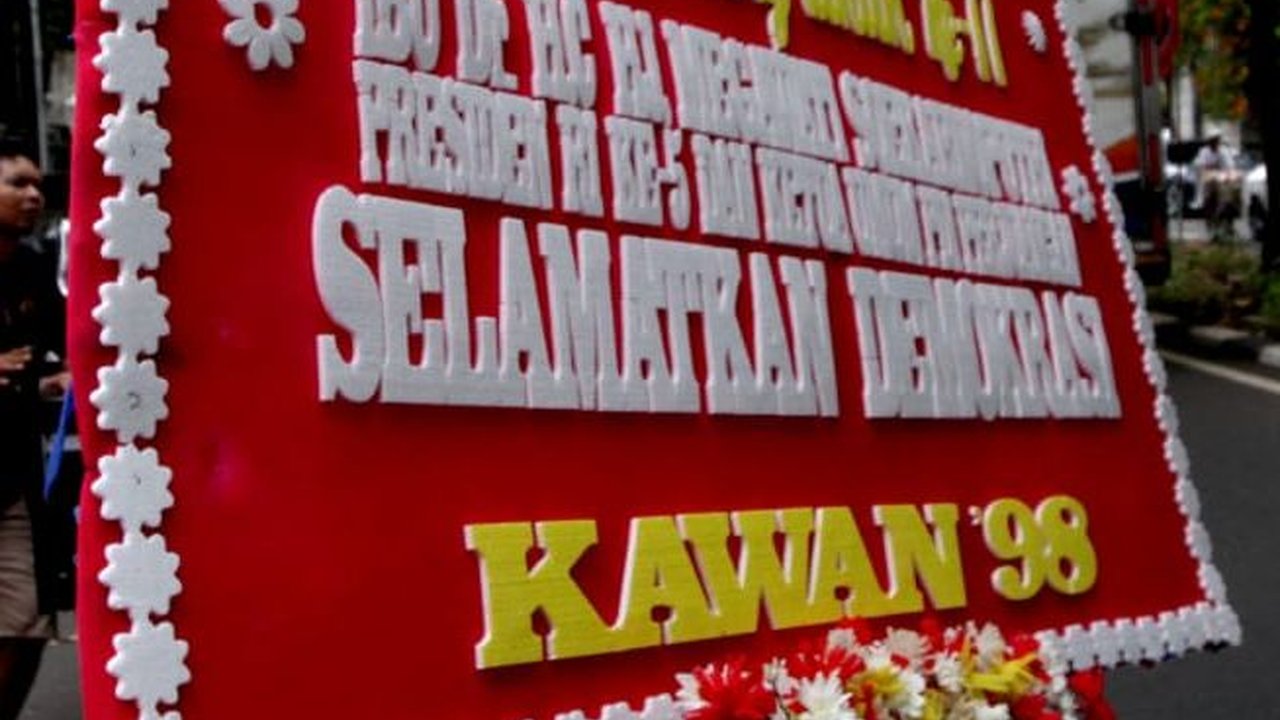 FOTO: HUT ke-77, Megawati Banjir Kiriman Karangan Bunga 'Penjaga Demokrasi' dari Aktivis 98