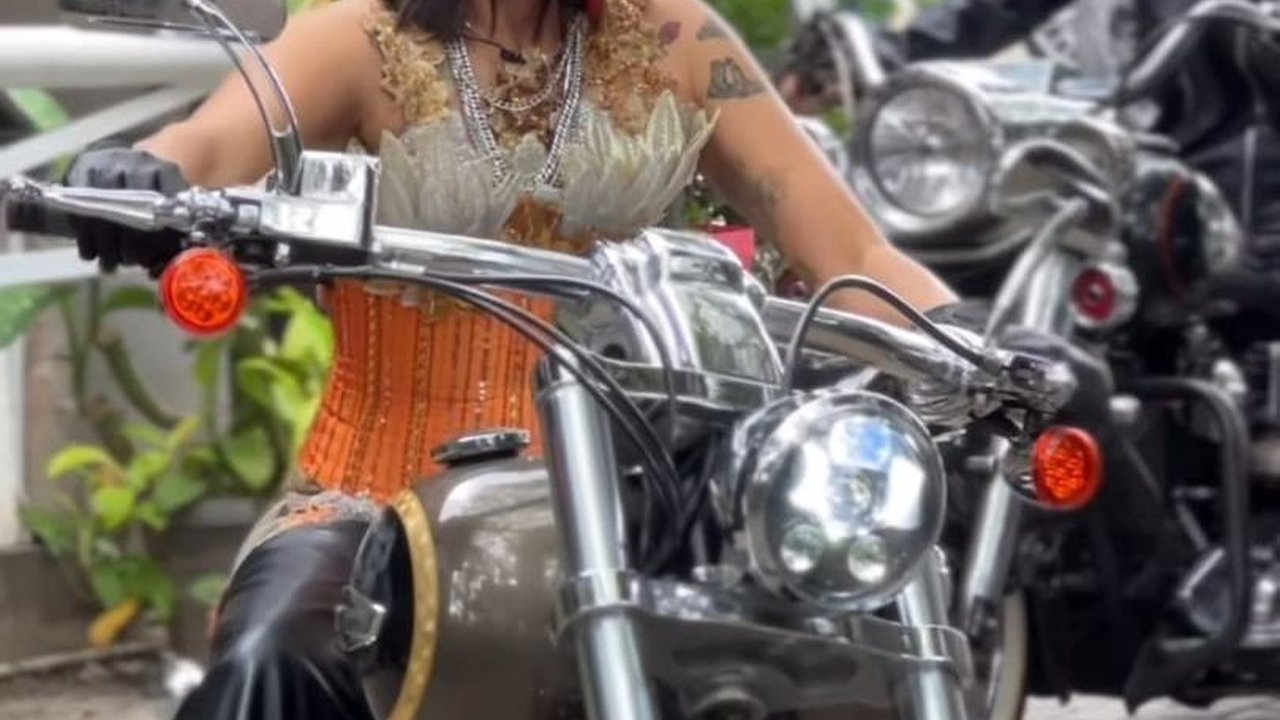 Bertato, Penampilan Poppy Sovia Mengendarai Motor Gede Pakai Kostum Kebaya