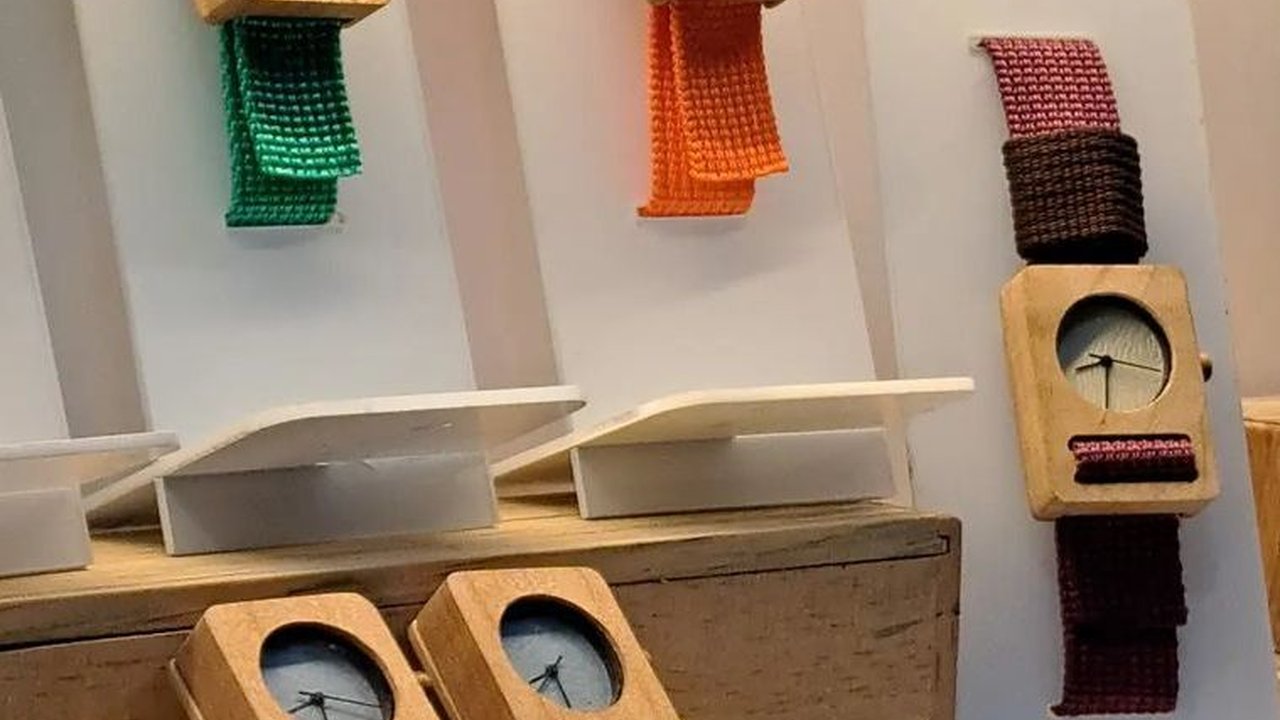 Kisah Gadis Blitar Bikin Jam Tangan Kece dari Limbah Kayu, Awalnya Coba-coba Kini Omzetnya Puluhan Juta Rupiah per Bulan
