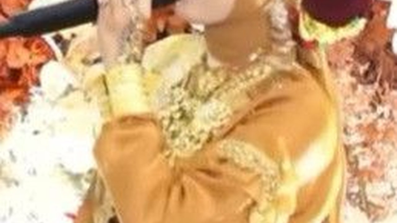 Seperti Mengaduk Rendang, Begini Penampakan Uang Panai Gepokan Rp2 Miliar di Atas Nampan di Acara Lamaran Putri DA