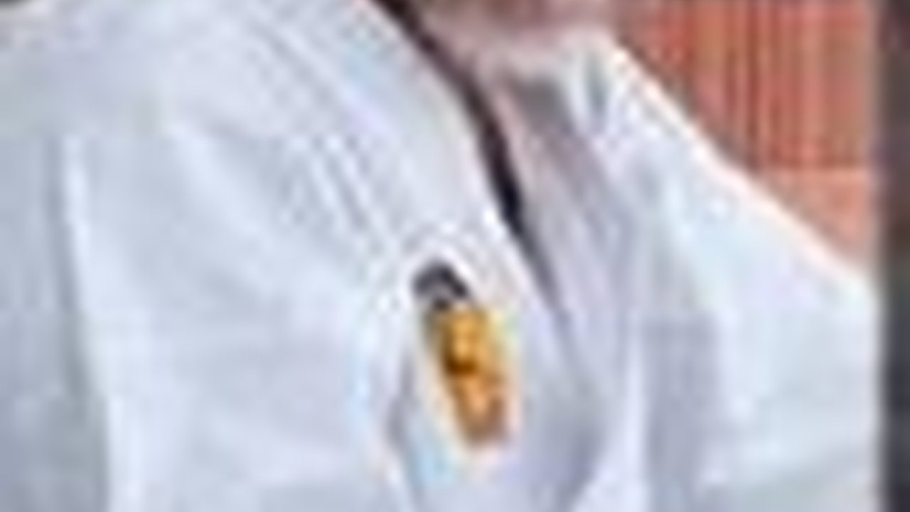 VIDEO: Potret Iwan Fals Ajari Karate Sebelum Konser, Gagah Banget