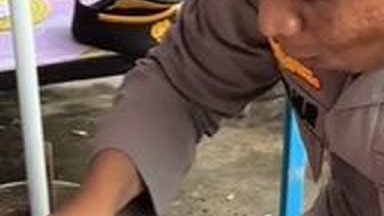 Sarapan Pagi, Para Perwira Polisi Ini Begitu Nikmat Makan Gorengan & Lontong di Warung Sederhana