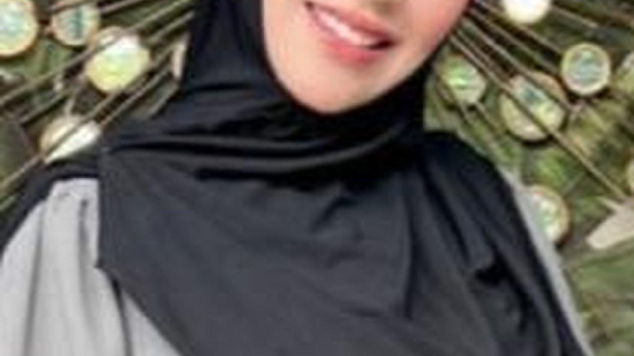Ingin Dengar Para Capres Ngaji, Berikut Ini 8 Potret Kartika Putri yang Saat Ini Ramai Tuai Cibiran Dari Netizen