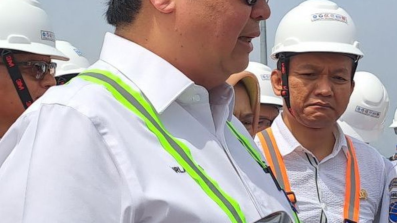 Menko Airlangga Temui Warga Indramayu, Pastikan Bansos Pemerintah Jalan Terus