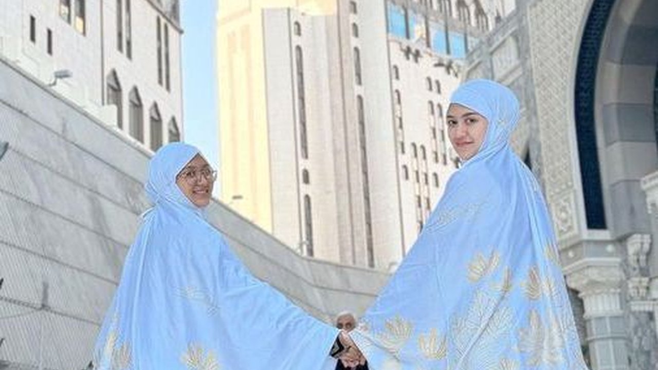 Potret Riang Cahya Adik Happy Asmara Tampil Berhijab saat Umrah, Tak Kalah Cantik dari Sang Kakak