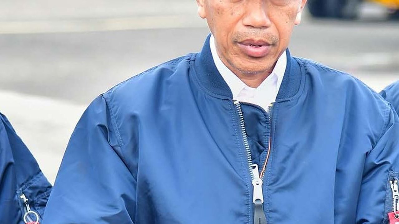 Viral Mobil Kepresidenan Bermasalah, Jokowi Jalan Kaki dan Lambaikan Tangan ke Warga