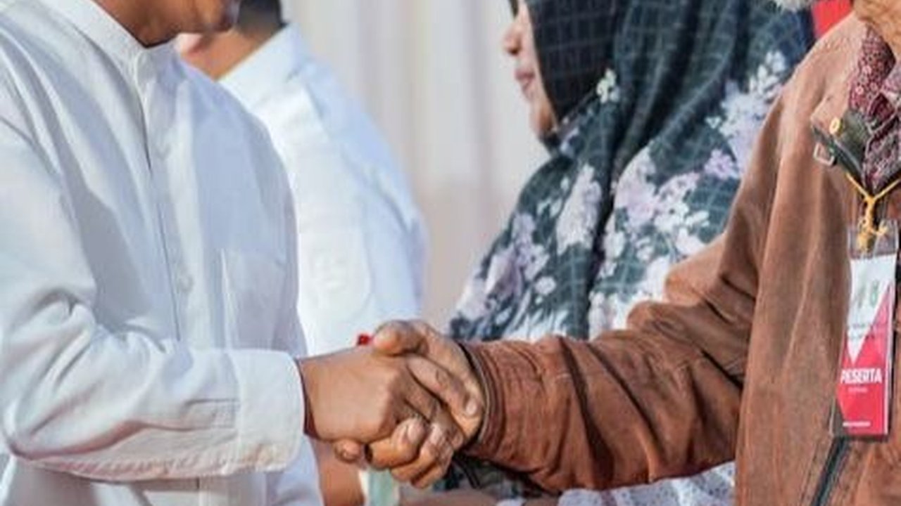 Bagikan Sertifikat Tanah di Bengkalis, Wamen Raja Juli: Mohon Dijaga Hasil Kerja Jokowi