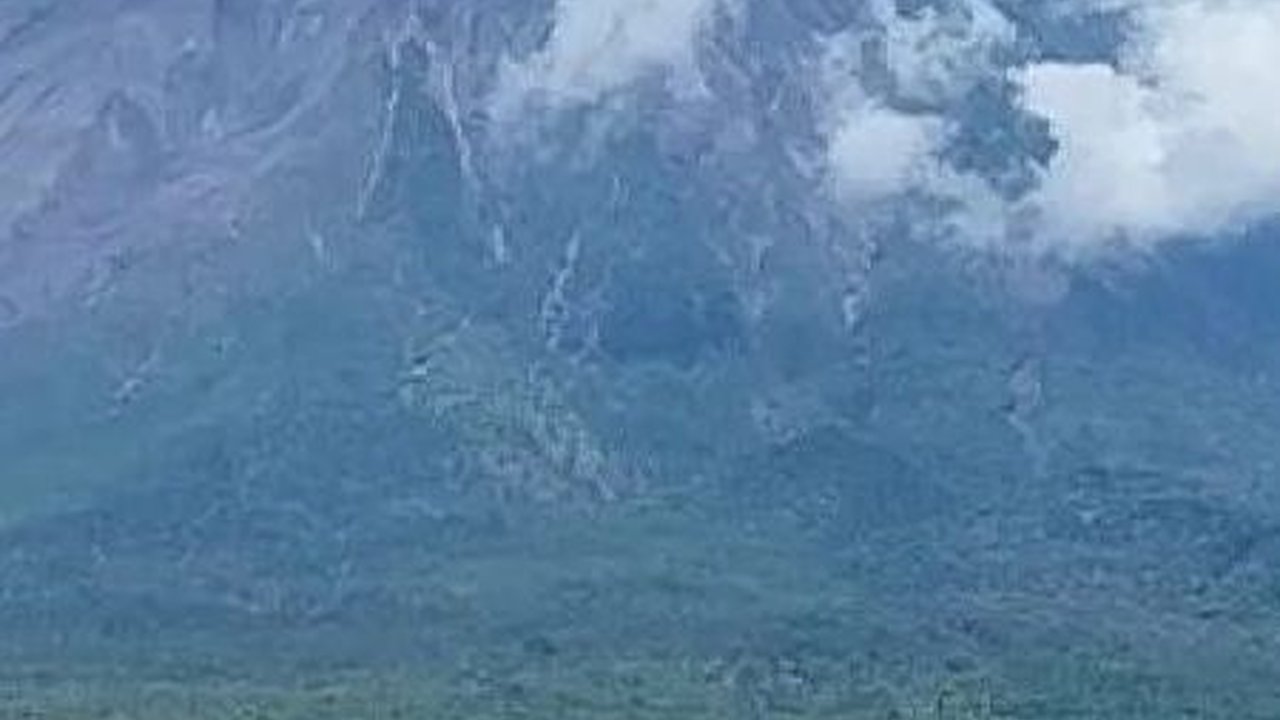 Gunung Semeru Dua Kali Erupsi Dalam Sehari, Semburan Abu Vulkanik Capai 800 Meter