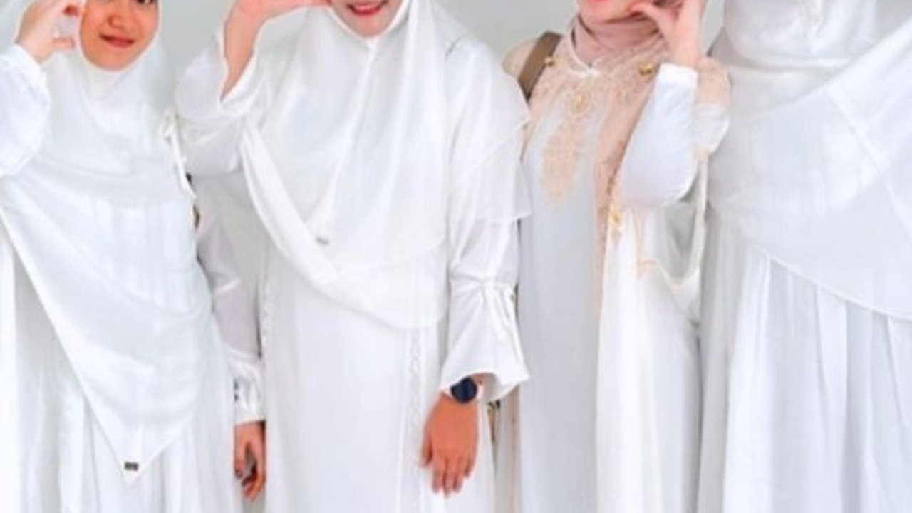Jarang Tersorot, 8 Foto Riang Cahya Adik Happy Asmara Tampil Berhijab Saat Jalani Ibadah Umrah